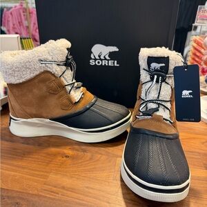 Sorel Brand New! Tan and Black Winter Boots size 6